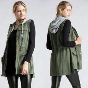 ✨ NWT FLEECE HOODED CARGO VEST ✨